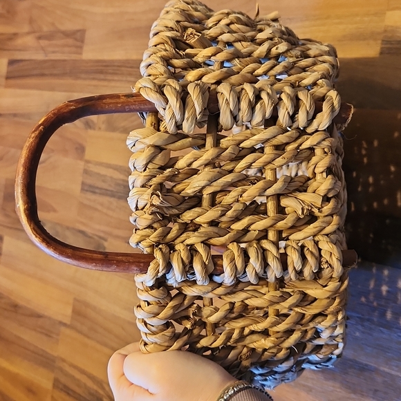 Willow Branch Wiven Basket - Picture 3 of 7